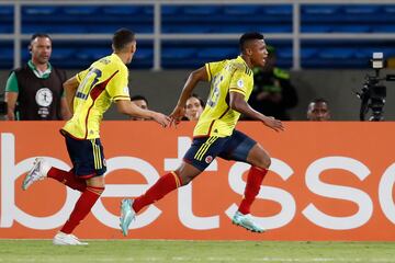 AMDEP365. CALI (COLOMBIA), 21/01/2023.- Oscar Cortés (d) de Colombia celebra un gol hoy, en un partido de la fase de grupos del Campeonato Sudamericano Sub'20 entre las selecciones de Perú y Colombia en el estadio Pascual Guerrero en Cali (Colombia). EFE/ Ernesto Guzmán Jr.
