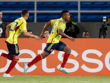 AMDEP365. CALI (COLOMBIA), 21/01/2023.- Oscar Cortés (d) de Colombia celebra un gol hoy, en un partido de la fase de grupos del Campeonato Sudamericano Sub'20 entre las selecciones de Perú y Colombia en el estadio Pascual Guerrero en Cali (Colombia). EFE/ Ernesto Guzmán Jr.
