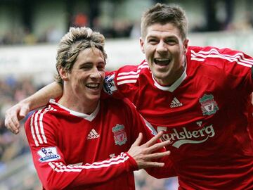 Liverpool&#039;s English midfielder Steven Gerrard (R) celebrates with Spanish forward Fernando Torres after scoring against Bolton Wanderers during their English Premier League football match at The Reebok Stadium in Bolton, on November 15, 2008. AFP PHOTO/PAUL ELLIS - FOR EDITORIAL USE ONLY Additional licence required for any commercial/promotional use or use on TV or internet (except identical online version of newspaper) of Premier League/Football League photos. Tel DataCo +44 207 2981656. Do not alter/modify photo.