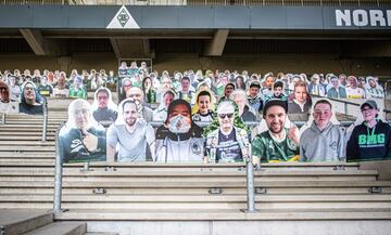 Imágenes de aficionados del Borussia Monchengladbach llenan las gradas del Borussia Park. Los seguidores del club alemán apoyan a su equipo comprando estos cartelones con sus caras y que permanecerán en el estadio hasta que vuelvan los partidos al estadio.