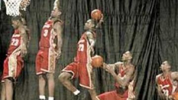 <b>EL VUELO DEL ELEGIDO</B>. Foto tomada en la cancha de entrenamiento de los Cavaliers, anexa al Gund Arena de Cleveland: es el vuelo del elegido.