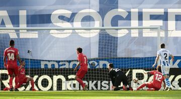 Jugaba colectiva del conjunto txuri-urdin, de tiralíneas. El balón le llega a Merino en el interior del área y libre de marca. Tiene la calma necesaria para poder superar a un Courtois que se venció hacia un lado.
