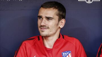 Griezmann, en el banquillo, sonriente, ante el Eibar.