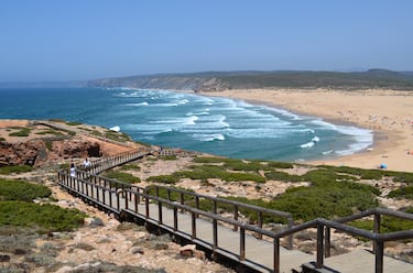En Bordeira el negro del esquisto se interrumpe para dar lugar a una escarpa de naturaleza calcárea, de colores claros y cálidos. En la playa, los extensos campos de dunas avanzan por el interior hasta la población de Carrapateira y delimitan la rivera de Bordeira, que forma ocasionalmente una laguna de aguas templadas cerca de la desembocadura y donde aún es posible avistar nutrias. 