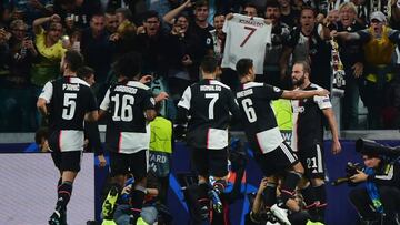 TURIN, ITALY - OCTOBER 01:  Gonzalo Higuain of FC Juventus celebrates after scoring the first goal of his team with teammates during the UEFA Champions League group D match between Juventus and Bayer Leverkusen at Juventus Arena on October 1, 2019 in Turi