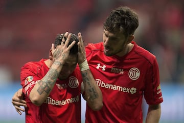 Foto de accion del partido Toluca vs Santos correspondiente a la Final de vuelta del torneo Clausura 2018 de la Liga BBVA Bancomer en el estadio Nemesio Diez.



EN LA FOTO:



Action photo of the match Toluca vs Santos corresponding to the Final of return of the Closing tournament 2018 of Liga BBVA Bancomer in the Nemesio Diez stadium.



IN THE PHOTO: