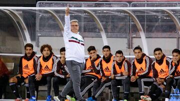 Mexico&#039;s head coach Gerardo Daniel &quot;Tata&quot; Martino gestures during the international friendly football match between Mexico and the United States at the Metlife Stadium in East Rutherford, New Jersey on September 6, 2019. (Photo by Kena Betancur / AFP)