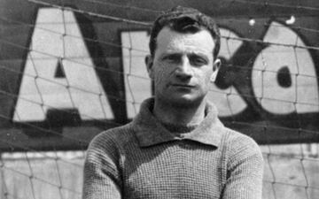 Entrenador muy exitoso en los años 20. El técnico inglés llevó al Barcelona a tres Copas: 1913, 1920 y 1922. Además, ganó una cuarta en las filas del Espanyol. Lo que supuso el primer título de Copa de los pericos.