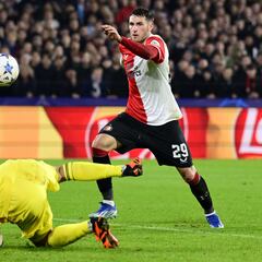 Así fue el brillante debut de Santiago Giménez en la Champions League