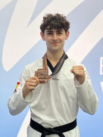 Joan Jorquera, con su bronce.