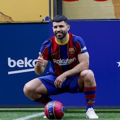 El club inscribe al Kun tras la confirmación de las rebajas de Alba y Busquets