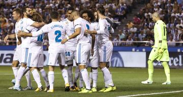 El Real Madrid está en su mejor momento en muchos años. Tras ganar las Supercopas de Europa y España, los merengues debutaron en LaLiga con una derrota contundente de 0-3 en casa del Deportivo La Coruña. Bale, Casemiro y Kroos fueron los autores de la victoria merengue, que sumó 69 partidos consecutivos con gol. El segundo tanto merece mención honorífica: después de 44 toques y dos minutos de posesión, Casemiro empujó a puerta abierta.