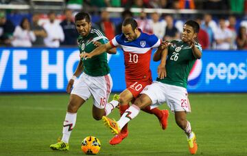 Una batalla más entre el Tri y el Team USA se desarrolló el 2 de abril en Glendale, previo a la justa de Brasil 2014. México no comenzó de buena forma, pues el ‘DosACero’ se hizo presente en el primer tiempo, pero en el complemento, todo fue tricolor. Rafa Márquez marcó de cabeza y en los minutos finales Alan Pulido apareció para igualar 2-2.