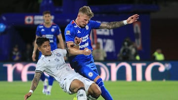 Queretaro's midfielder #16 Angel Zapata and Cruz Azul's Polish midfielder #07 Mateusz Bogusz fight for the ball during the Liga MX Apertura football tournament match between Cruz Azul and Queretaro at the Olimpico Universitario Stadium in Mexico City on September 24, 2025. (Photo by Victor Cruz / AFP)