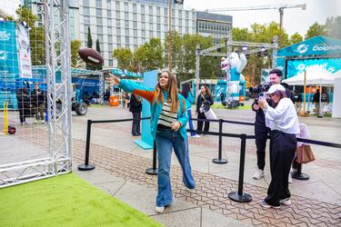 La Plaza de España de Madrid acoge la Fan Zone de los Miami Dolphins. 