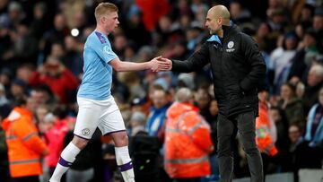 Guardiola felicita a De Bruyne después de un partido del Manchester City.