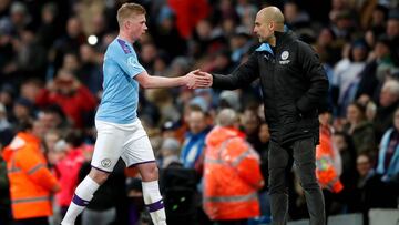 Guardiola felicita a De Bruyne despu&eacute;s de un partido del Manchester City.