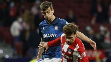 Pere Pons en acci&oacute;n ante Griezmann en el Wanda.