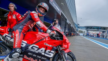 JEREZ DE LA FRONTERA (CÁDIZ), 27/04/2024.- El piloto español de MotoGP Pedro Acosta, del equipo Red Bull GASGAS Tech3, sale del garaje durante la tercera sesión de entrenamientos libres para el Gran Premio de España de motociclismo este sábado en Jerez de la Frontera (Cádiz). EFE/Román Ríos
