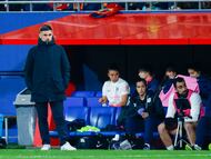 SANT JOAN DESPI (BARCELONA), 10/01/2026.- El entrenador del Madrid CFF, Javier Aguado, durante el encuentro correspondiente a la jornada 15 de la Liga F, entre Fc Barcelona y el Madrid CFF, este sábado en el estadio Johan Cruyff de la localidad barcelonesa de Sant Joan Despi. EFE/ Quique García