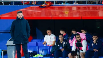 SANT JOAN DESPI (BARCELONA), 10/01/2026.- El entrenador del Madrid CFF, Javier Aguado, durante el encuentro correspondiente a la jornada 15 de la Liga F, entre Fc Barcelona y el Madrid CFF, este sábado en el estadio Johan Cruyff de la localidad barcelonesa de Sant Joan Despi. EFE/ Quique García