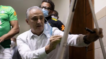 El seleccionador brasileño, Tite, da instrucciones a sus jugadores.