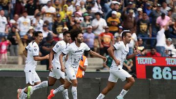 MEX5496. CIUDAD DE MÉXICO (MÉXICO), 17/09/2023.- César Huerta (c) de Pumas celebra un gol anotado al Atlético San Luis hoy, durante un juego por la jornada 8 del torneo Apertura 2023 de la Liga MX del fútbol mexicano, en el estadio Olímpico Universitario de la Ciudad de México (México). EFE/ Alex Cruz
