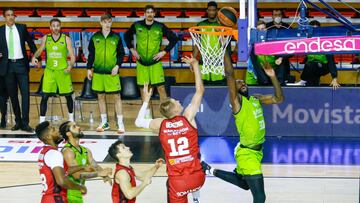 Christian Eyenga anota la canasta ganadora ante el Casademont Zaragoza.