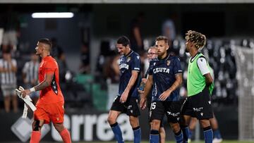 Jugadores del Ceuta, tras concluir el partido en Castalia.