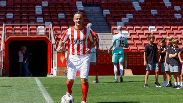 06-09-2023 NOTICIAS SPORTING DE GIJON
ESTADIO EL MOLINON PRESENTACION COMO NUEVO JUGADOR DE ROQUE MESA LLEVANDO EL BALON