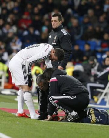 En el minuto 26 tuvo que ser sustituido por Jesé. Tiene una rotura del quinto metatarsiano del pie derecho.
