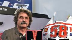 Paolo Simoncelli recogi&oacute; en el circuito de Mugello la medalla con la que el Mundial nombraba a su hijo Marco &lsquo;Leyenda de MotoGP&rsquo;.