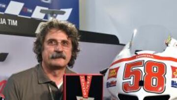 Paolo Simoncelli recogi&oacute; en el circuito de Mugello la medalla con la que el Mundial nombraba a su hijo Marco &lsquo;Leyenda de MotoGP&rsquo;.