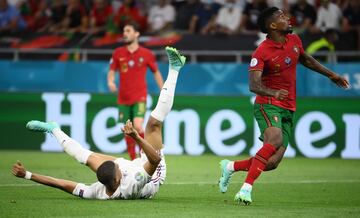 Jugada del penalti de Nelson Semedo a Kylian Mbapp¨¦.