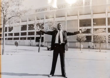 Laurie Cunningham delante del estadio Santiago Bernab¨¦u en 1979.