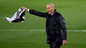 Ronald Koeman laid the blame for Barcelona's Clásico defeat at the feet of the officials, but Zinedine Zidane hailed his Real Madrid players.