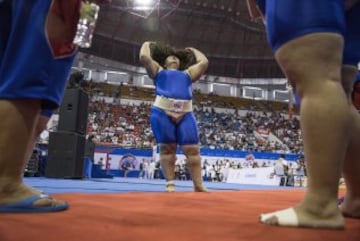 Una luchadora de sumo de Mongolia se arregla el pelo antes de un combate del campeonato mundial de esta disciplina celebrado en la ciudad mongola de Ulaanbaatar.