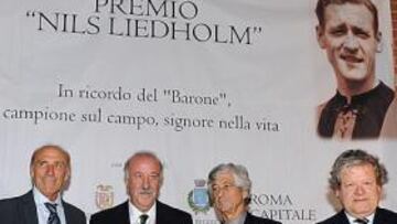 <b>OTRO PREMIO. </b>De izquierda a derecha: Prati, Del Bosque con su premio, Rivera y Carlo Liedholm.