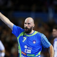 25-26. Eslovenia también
derrota a los islandeses