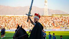 Al estilo 'Rey Arturo'. Así fue presentado Vidal en su presentación como nuevo jugador del Colo-Colo en el Estadio Monumental lleno. Llegó en helicóptero al estadio situado en Santiago de Chile para después para después cabalgar con un atuendo de rey.