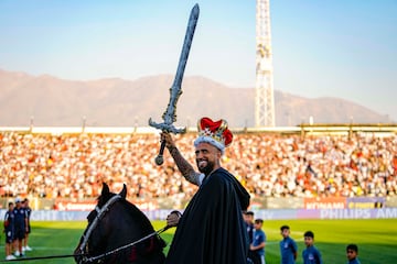 Al estilo 'Rey Arturo'. As赤 fue presentado Vidal en su presentaci車n como nuevo jugador del Colo-Colo en el Estadio Monumental lleno. Lleg車 en helic車ptero al estadio situado en Santiago de Chile para despu谷s para despu谷s cabalgar con un atuendo de rey.