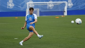 Samuele Mulattieri golpea el balón durante un entrenamiento del Deportivo.
