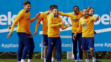 Jordi Alba, que regresa al equipo, celebra con Alves una acción en el entrenamiento de ayer en Sant Joan Despí.