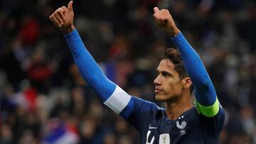 Raphael Varane, internacional francés del Real Madrid, celebra el gol que marcó a Moldavia.