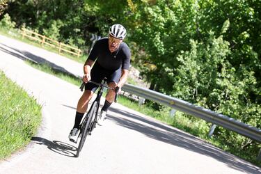 "El asfalto es muy bueno, de esos que al ciclista le encanta, y aquí van a mover watios como para encender una orquesta. También hay alguna curva de herradura", cuenta el gallego, que sigue colaborando con numerosas marcas ciclistas y con la propia Vuelta, estando siempre muy ligado al ciclismo.