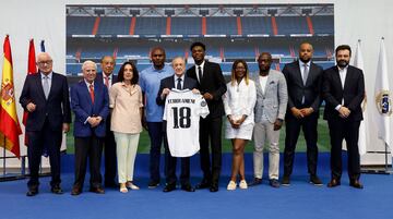 El nuevo jugador posa con su familia, Florentino Pérez y otros miembros del club. 
