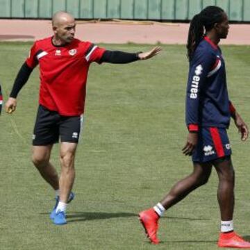 Paco da indicaciones a Manucho durante el entrenamiento de ayer.