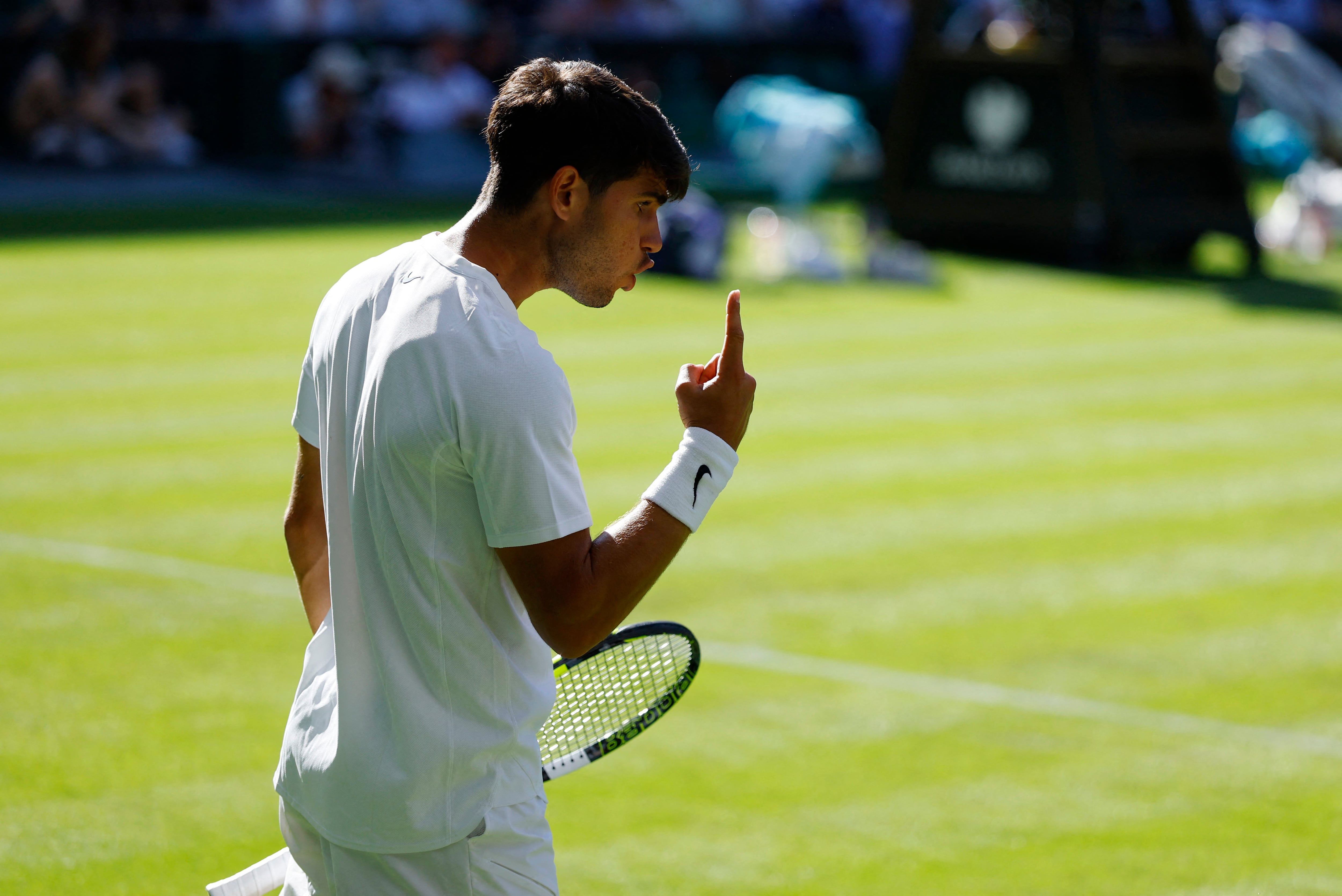 Alcaraz evita una debacle en la primera ronda de Wimbledon