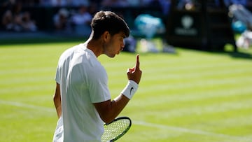 Carlos Alcaraz, contra Fabio Fognini en Wimbledon.