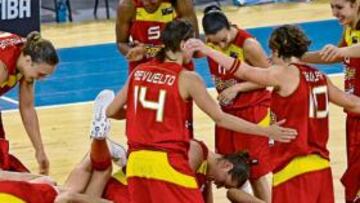 <b>POR LOS SUELOS. </b>La Selección femenina celebró así su clasificación para los Juegos Olímpicos de Pekín.